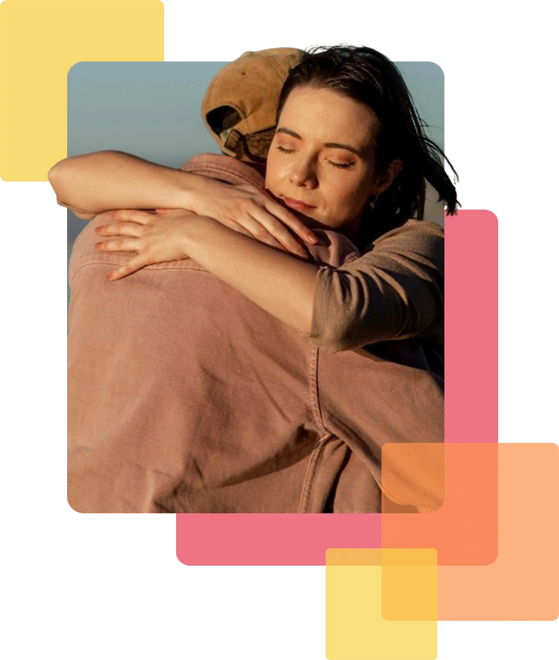 Uma mulher e um homem se abraçaram calorosamente, oferecendo apoio um ao outro. A imagem representa a atenção e acolhimento da PROESQ com pessoas que sofrem de esquizofrenia em São Paulo.